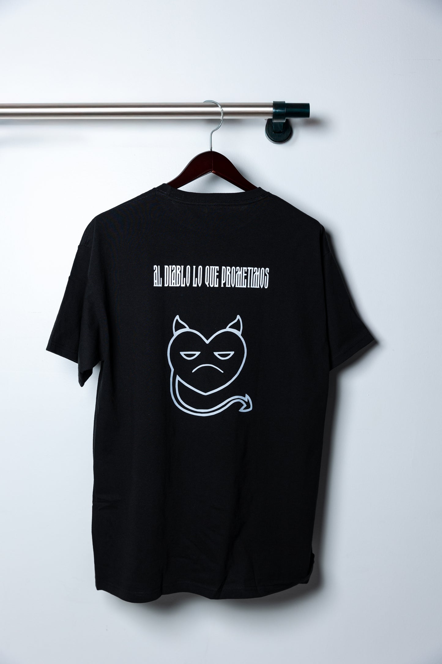 AL DIABLO LO QUE PROMETIMOS CAMISETA NEGRA